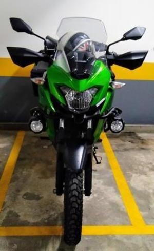 Desenho confere personalidade própria e malas laterais não ultrapassa largura do guidão