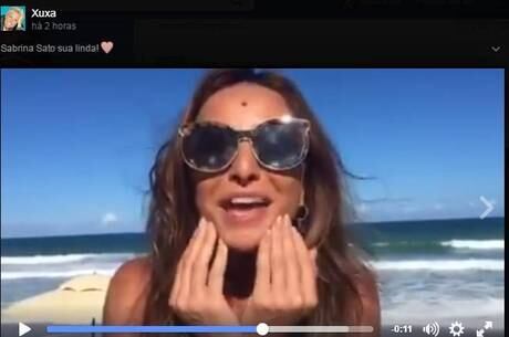 Logo cedo, Sabrina Sato mandou uma mensagem em vídeo para dar os parabéns. Na mensagem, ela diz que Xuxa é rainha, e que é uma mulher "que a gente ama muito"