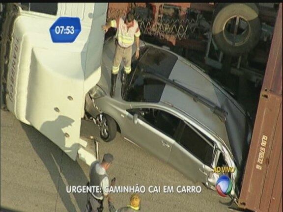 Das quatro faixas da via, acidente chegou a bloquear duas à esquerda. Todas foram liberadas por volta das 12h20 no local do tombamento. A carreta já foi removida às 11h27