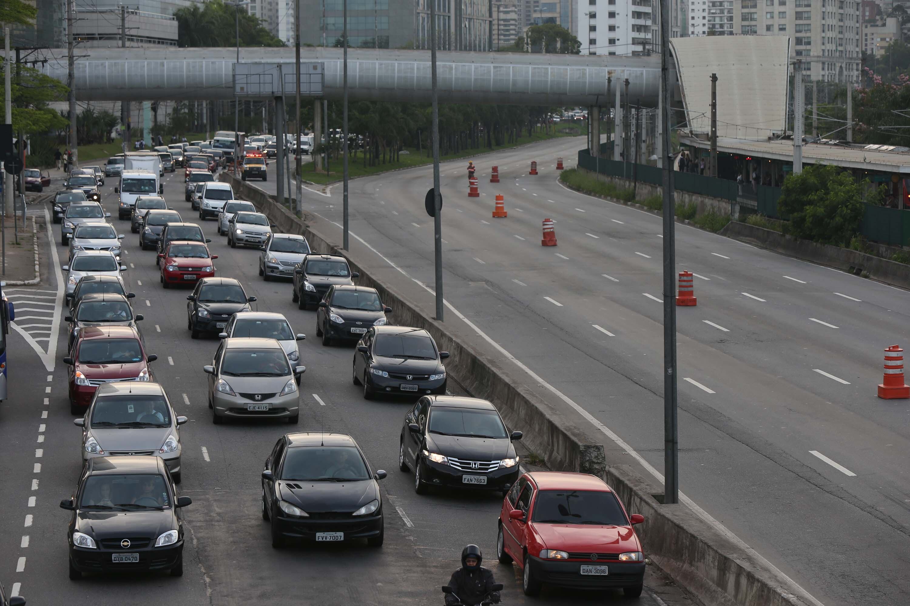 Na pista local, o trânsito também está complicado e registra 7 km de filas, no sentido Castello, da ponte Eusébio Matoso até a ponte Americo Brasiliense