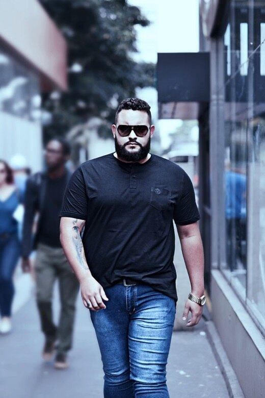A moda masculina para o público plus size está longe de ser prioridade no mercado brasileiro. Segundo o modelo plus size Edu Rodrigues, que é autor do Blog de Moda Masculina Plus Size, ainda há desafios básicos, como oferecer camisetas com modelos diferentes. "É sempre o mesmo modelo, no máximo com estampas". 
Em parceria com a stylist Priscilla Abreu, Edu Rodrigues e o também modelo plus size Alex Zaneli protagonizaram um editoral de moda  para apresentar a "gola portuguesa", também chamada de  t-shirt Henley, como alternativa para o armário masculino plus size

Homens plus size unem forças para conquistar mercado da moda

