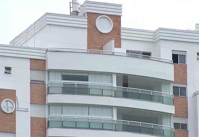 O número de imóveis financiados com recursos da poupança caiu 22%. O principal atrativo do consórcio é que não há juros embutidos como no financiamento tradicional, apenas a cobrança de taxa de administração. "Financeiramente, o consórcio sempre é melhor que o financiamento. O financiamento tem uma única vantagem sobre o consórcio que é habitar na hora que é liberado", relata o educado financeiro Mauro Calil.