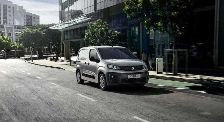 Peugeot e-Partner utiliza a plataforma modular EMP2 e vem equipada com motor de 136 cv