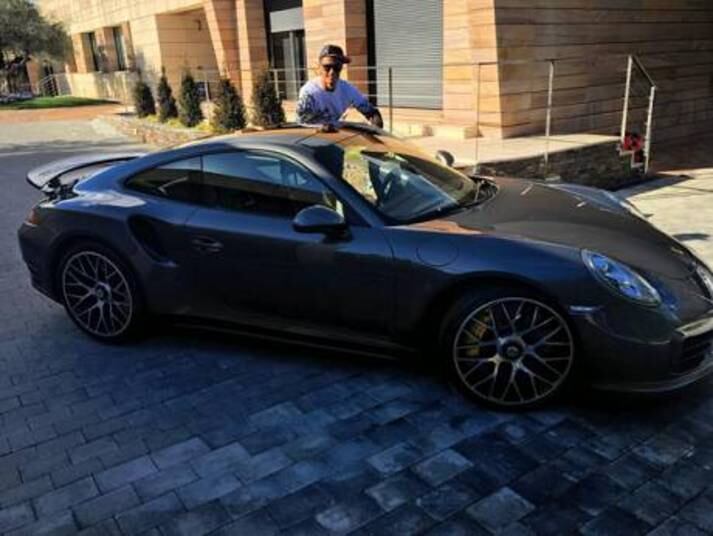 O famoso Porsche também está entre os seus carros