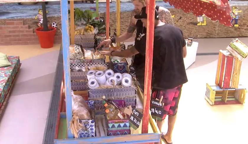 Primeiro, os brothers fazem contas e começam por alimentos básicos