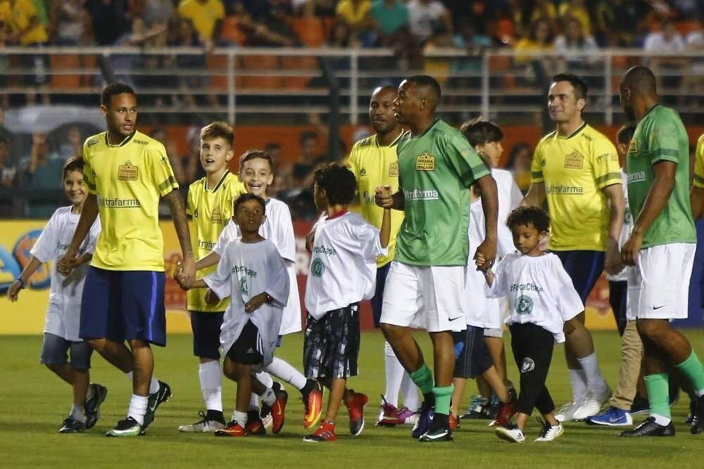 Neymar e Robinho convidaram diversas personalidades e
promoveram a partida de futebol para o público presente. O jogo foi chamado de Ousadia x Pedalada