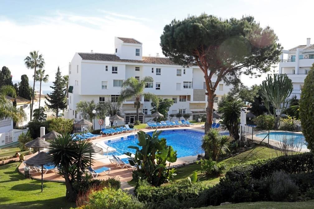 Vista da piscina do resort na costa da Andaluzia