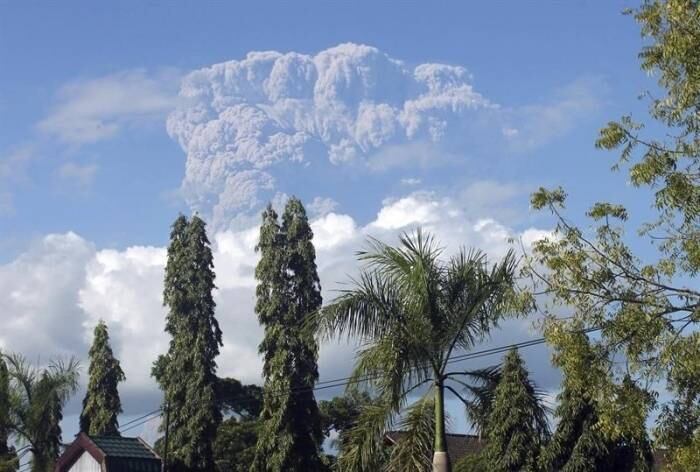 O vulcão Sangiang, situado no sudeste da Indonésia, entrou em erupção nesta sexta-feira (30) e lançou uma coluna de cinzas de até três quilômetros de altura, segundo o Centro de Vulcanologia e Mitigação de Desastres Geológicos, que não apresentou informações sobre possíveis vítimas.

Segundo a emissora de rádio Elshinta, o diretor do centro, identificado como Hendrasto, declarou que a erupção ocorreu após o registro de um terremoto de 5,4 graus de magnitude na escala aberta de Richter
