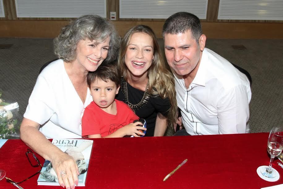 A noite era de Irene Ravache, mas quem roubou a cena foi Dom! Na última terça-feira (27), o filho mais velho de Luana Piovani acompanhou a mãe no lançamento da biografia da atriz, Simples Assim, Irene, e deu um show de fofura

Acesse o R7 Play e assista à programação da Record quando quiser
