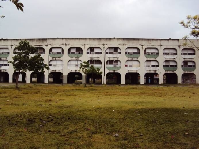 No EJA (ensino de jovens e adultos), o professor enfatiza também o desafio de dar condições para que mães jovens possam estudar. 

— Em algumas cidades do Estado, as unidades de EJA possuem brinquedoteca, para que as jovens que deixaram a escola antes do tempo por causa da maternidade possam agora deixar os filhos. 

Daniela lista algumas medidas que considera urgentes. 

— Em relação às medidas que deverão ser tomadas eu arrisco dizer que se faz urgente: reduzir a carência de professores e investir pesadamente na formação continuada de todos (daí a importância do regime de colaboração entre os entes federados); investir na gestão democrática e participativa das escolas públicas chamando os profissionais da educação, família e comunidade para o diálogo sobre os rumos da escola; ampliação da jornada escolar que permitirá mais tempo e mais oportunidades de aprendizagem para os alunos. 

Ela encerra traçando um panorama para quando o Rio chegar aos seus 500 anos. 

— O que eu gostaria mesmo de ver daqui a 50 anos é um plano de carreira único para os professores, que valorize a formação e que não permita diferenças salariais entre os que atuam na creche, na pré-escola ou no ensino fundamental. Gostaria também de ver um professor que se dedique a uma única escola e não precise incorporar duas ou três jornadas de trabalho para ter um salário decente