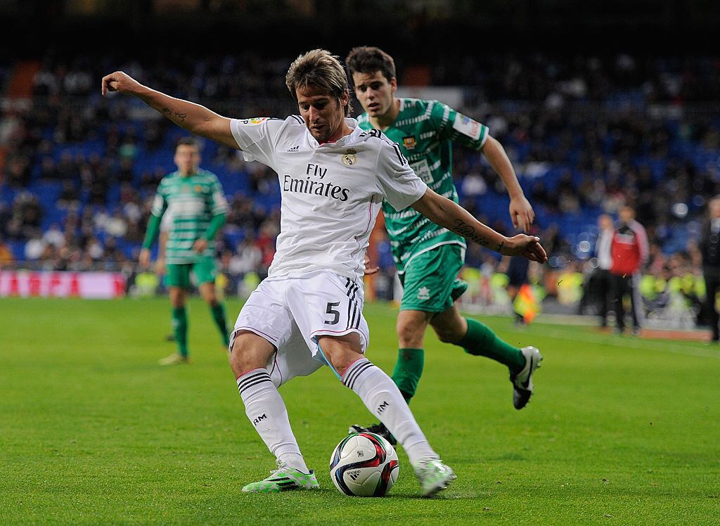 Coentrão é lateral e jogava pelo Real Madrid. Nos últimos anos, tem sofrido com lesões e agora volta para seu país natal, onde atuará pelo Sporting. A negociação foi selada por empréstimo gratuito 