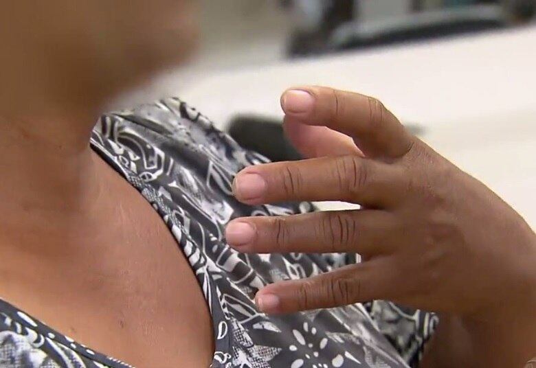 Uma senhora, que de tão traumatizada preferiu não revelar o rosto, perdeu os cabelos após realizar uma escova progressiva, um tipo de alisamento famoso em salões de beleza. O procedimento resultou em queimaduras no couro cabeludo