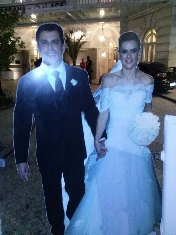 A turma do Pânico não poderia, claro, deixar de provocar o noivo. A trupe de humoristas levou para a porta do hotel Copacabana Palace um presente para o cantor. Uma espécie de banner com a imagem do casal Ceará e Mirella Santos vestidos de noivos. Para quem não lembra, Mirella foi casada com Latino