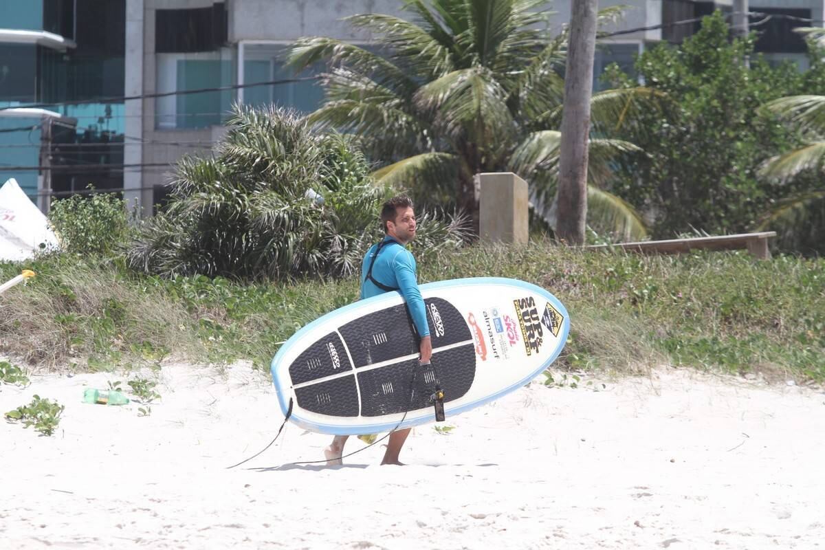 Bruno Gagliasso e Ricardo Pereira praticam stand up paddle na praia da Barra da Tijuca, no Rio