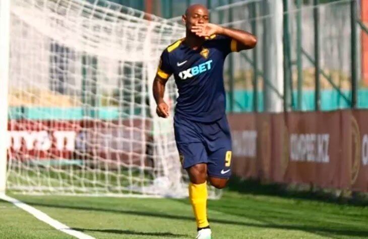 Vágner Love (37 anos) - Último clube: Kairat Almaty - Fica sem contrato em 01/01/2022 - Valor de mercado: 500 mil euros (R$ 3,2 milhões).