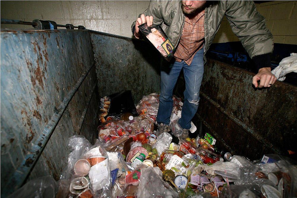 Cerca de 1,3 bilhão de toneladas de
alimentos são desperdiçados em todo o mundo anualmente. O número mostra que quase 1/3 de toda a alimentação produzida pela
humanidade, segundo cálculo da FAO (Organização das Nações Unidas para a
Alimentação e Agricultura), é jogado no lixo.

O prejuízo chega a cerca
de R$ 1,82 trilhão, segundo a FAO.

Para lutar contra esse número assombroso
surgiu o movimento do freeganismo, que prega o boicote ao consumo desmedido de
alimentos e o fim da exploração ambiental. Para isso, eles não compram
comida, apenas vasculham o lixo