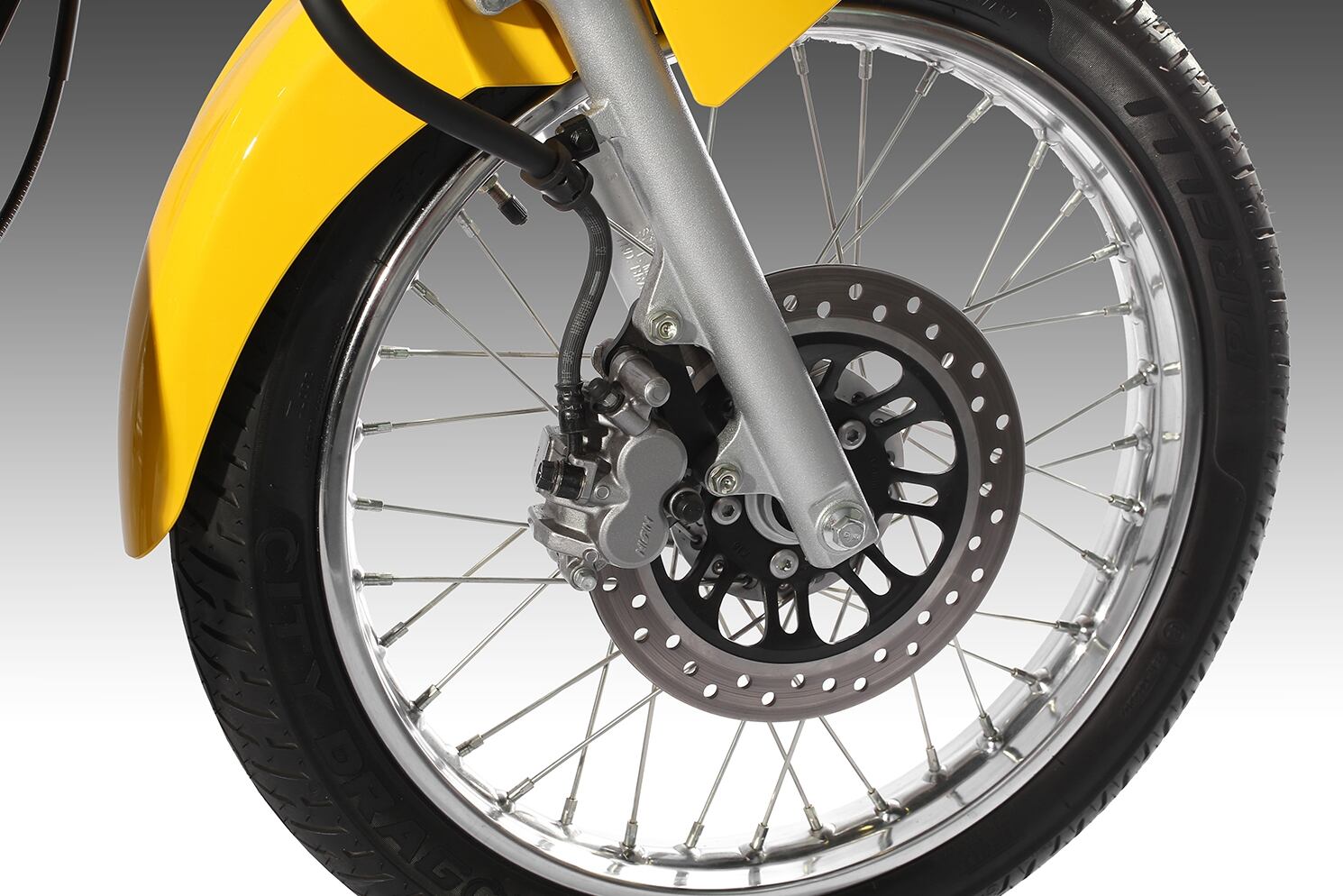 A versão conta com partida elétrica e freios a disco dianteiros. Novidade nesta geração, os pneus Pirelli são de série no modelo — os compostos Levorin estão disponíveis apenas na versão de entrada 125 KS

Quer ler mais notícias sobre motos? Acesse www.bestriders.com.br
