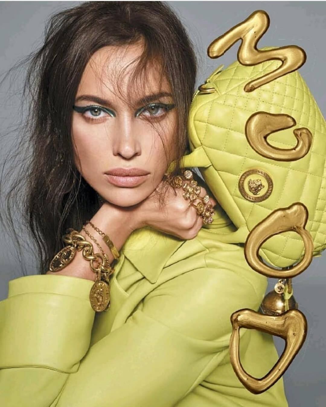 Quando não está nas passarelas, Irina está em estúdios fotografando para essas marcas. Esta foto, por exemplo, é de uma campanha para a Versace
