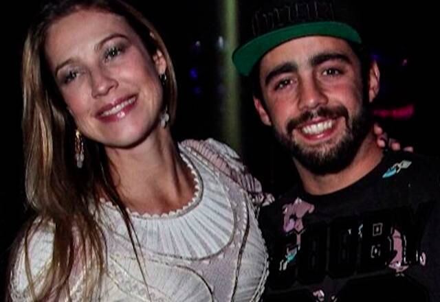 Pedro Scooby pinta o cabelo dos filhos sem permissão de Luana Piovani

O surfista Pedro Scooby aceitou o pedido dos filhos e deixou eles pintarem os cabelos, mesmo sem a mãe ter autorizado o procedimento. Quando Luana Piovani foi questionada sobre o assunto nas redes sociais, ela respondeu da seguinte forma: "Gente, só esclarecendo, não fui eu, foi o Pedro. Me questionou? Não. Eu não seria contra, mas teria pedido para estar do lado, pois não sei se a tinta tinha amônia ou não, enfim, preocupações de quem pinta o cabelo. Sigo rezando para dar tudo certo e minha tolerância multiplicar"
