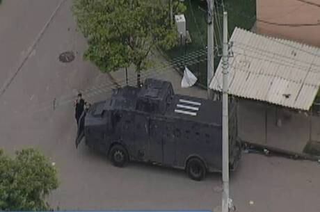 Blindado da PM dá apoio a operação em Barros Filho