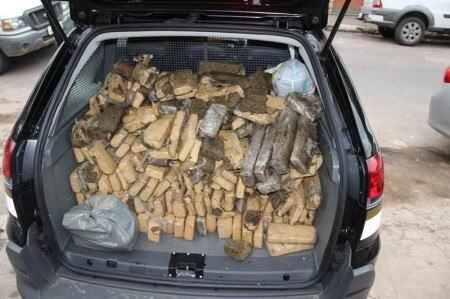 Droga foi apreendida em fundo falso na cozinha do veículo