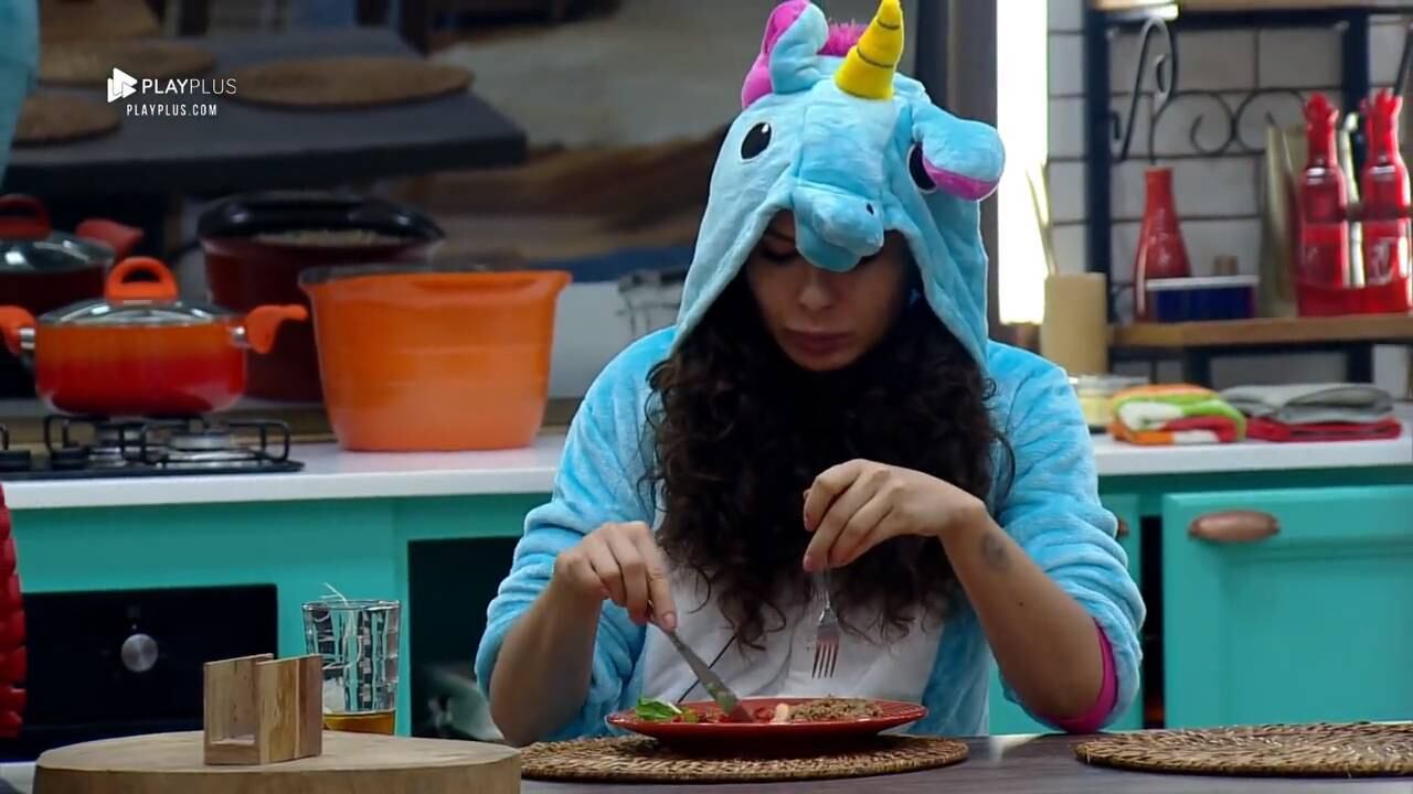 Fernanda Lacerda come arroz e feijão às 9h