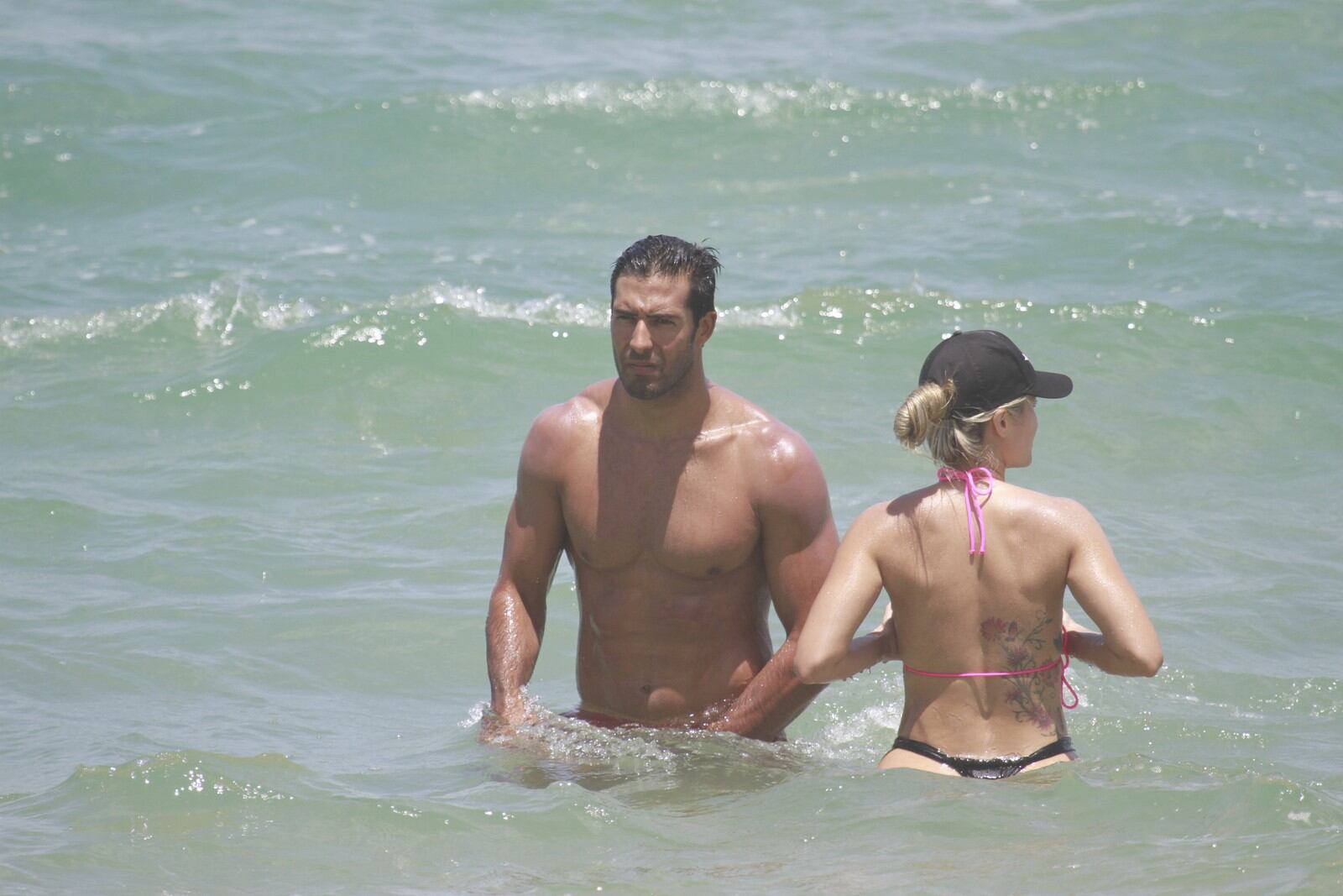 O casal também se refrescou tomando banho de mar