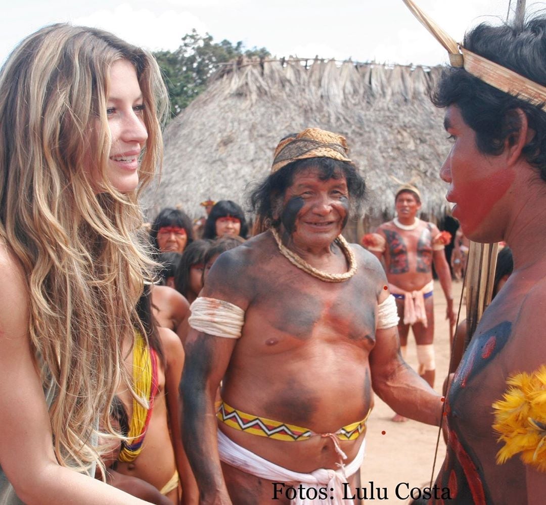 "Para minha surpresa, soube que daquele projeto nasceu a maior rede de sementes nativas do Brasil, a 'Rede de Sementes do Xingu' que já ajudou a restaurar mais de 6,6 mil hectares (cerca de um milhão de árvores) de áreas degradadas, e também provê renda para 560 coletores - a maioria deles mulheres nativas", contou a top em sua conta no Instagram 