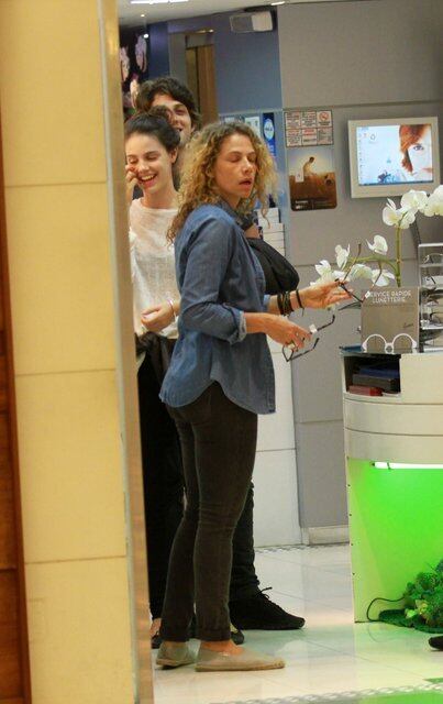 Chay Suede e Laura Neiva passeiam em shopping carioca nesta segunda-feira (17)