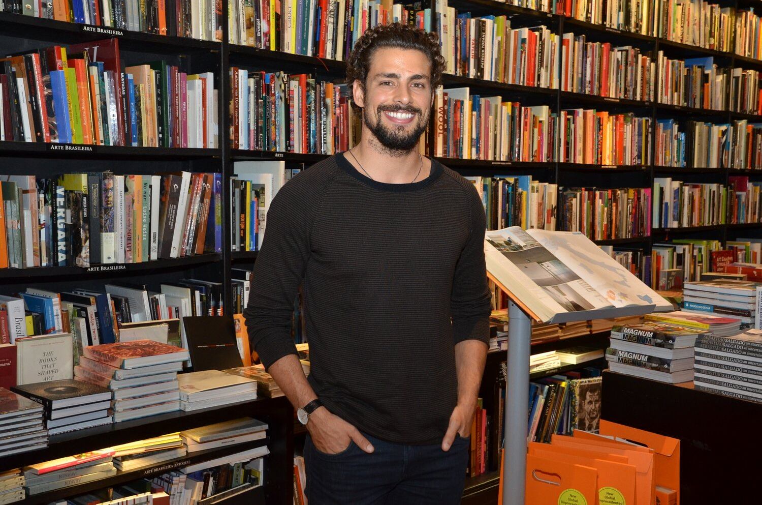 

Na
noite da última terça-feira (2), Cauã Reymond foi sozinho ao lançamento do
livro Crimes no Horário Nobre – A Teledramaturgia de Silvio de Abreu, do
jornalista Raphael Scire.

Em
meio aos rumores de que o casamento com Grazi esteja em crise, o ator fez
questão de comparecer ao evento


