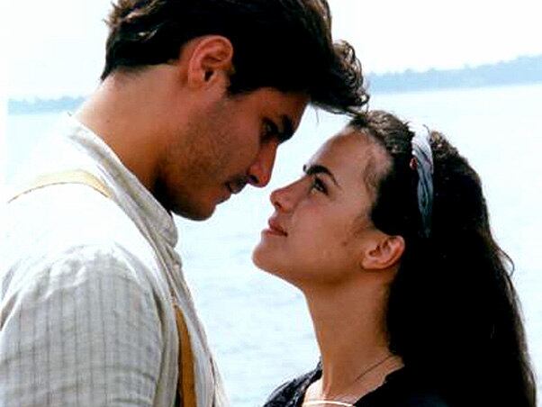 

Em 1999 foi ao ar a novela Terra Nostra, no horário nobre,
que contava a história da imigração italiana no Brasil. A trama de Benedito Ruy
Barbosa girava em torno do casal de protagonistas vividos por Ana Paula Arósio
e Thiago Lacerda, Giuliana e Matteo

