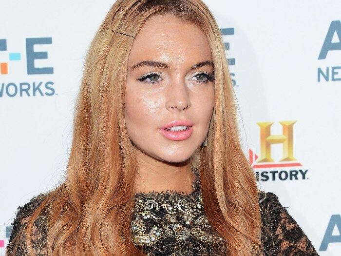 Lindsay Lohan já foi até flagrada roubando joias e passou por poucas e boas em uma grande crise financeira por não saber administrar seu dinheiro. De acordo com a imprensa internacional, a atriz acumulou R$ 1,6 milhão em dívidas e, sem controlar os seus gastos com festas e bebida, teve os seus cartões cortados e entrou em um tratamento contra drogas e alcoolismo