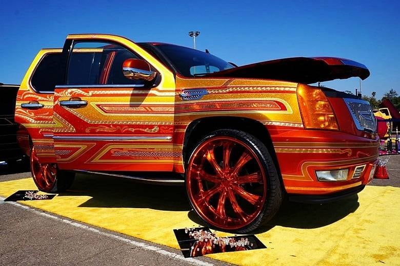 Carros com rodas exageradas