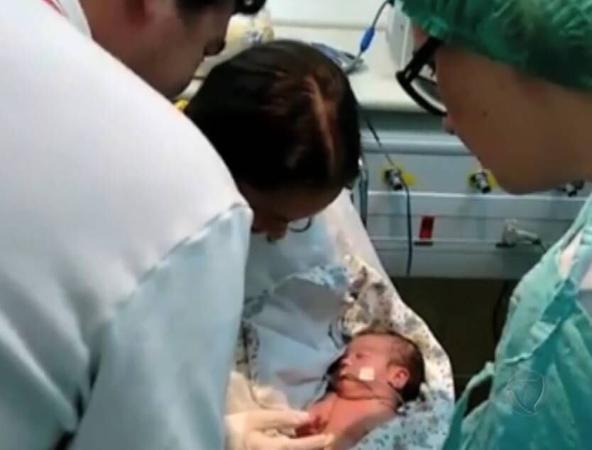 O momento do primeiro encontro entre mãe e filho foi registrado. No vídeo, é possível ver a emoção dos pais do bebê