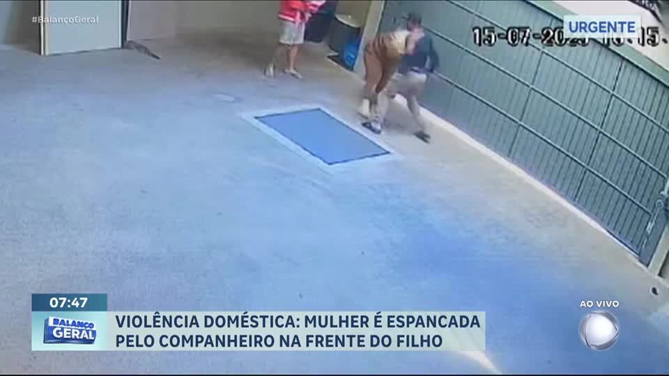 Mulher é espancada pelo companheiro na frente do filho em Curitiba (PR)