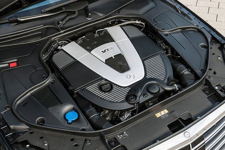 Na imagem, o robusto motor V12 biturbo de 537 cv, que faz o sedã acelerar de 0 a 100 km/h em 5 segundos e atingir máxima de 250 km/h — limitada eletronicamente

Saiba tudo sobre carros! Acesse www.r7.com/carros
