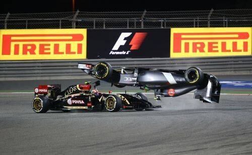 O GP do Bahrein de Fórmula 1 contou com a emocionante vitória de Lewis Hamilton,
mas também ficou marcado pelo espetacular acidente envolvendo Pastor
Maldonado e Esteban Gutierrez. O venezuelano cometeu uma tremenda
barbeiragem e capotou o carro do mexicano

Narrador e comentarista caem em mentira de 1º de abril: ‘Somos dois bobos’

Schumacher mexe os olhos pela primeira vez depois do acidente

