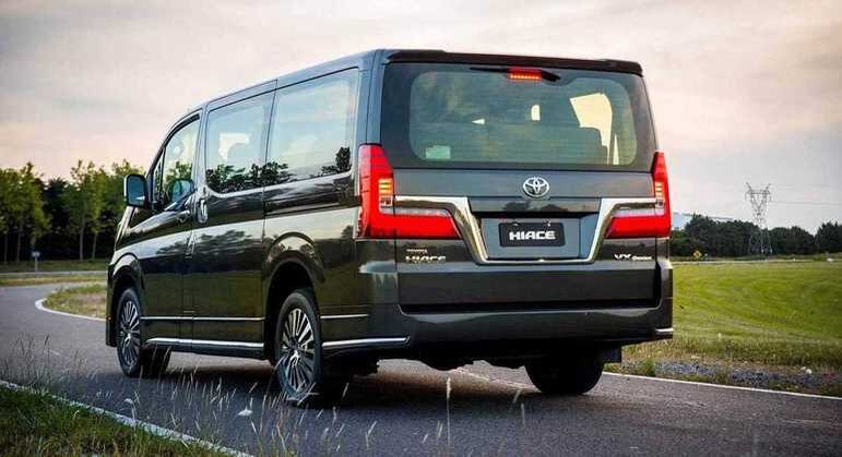 Traseira traz faróis no formato de "L" e detalhes cromados