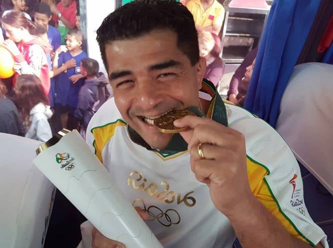 Outro condutor da tocha foi o ex-judoca Henrique Guimarães foi um dos condutores