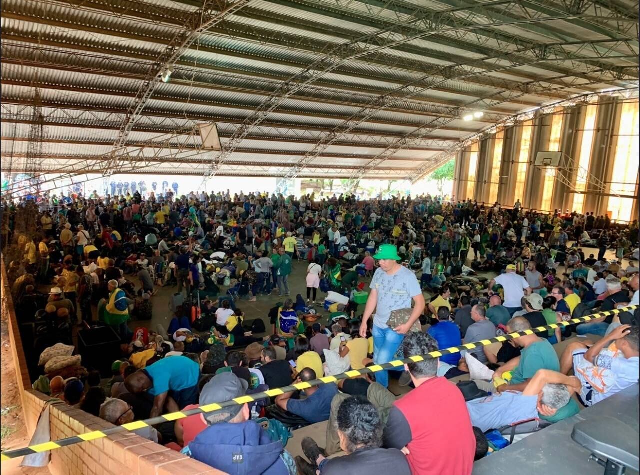 Extremistas detidos em frente ao Quartel-General do Exército alocados em ginásio da PF