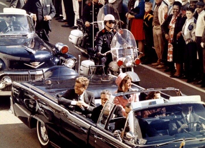 O então presidente dos Estados Unidos em 1963, John F. Kennedy, também foi assassinado em 22 de novembro daquele ano. O atentado aconteceu durante um desfile em carro aberto realizado em Dallas, no estado do Texas, quando ele foi alvejado por dois tiros disparados por Lee Harvey Oswald. As balas atingiram o pescoço e a cabeça do presidente, que foi declarado morto minutos depois
