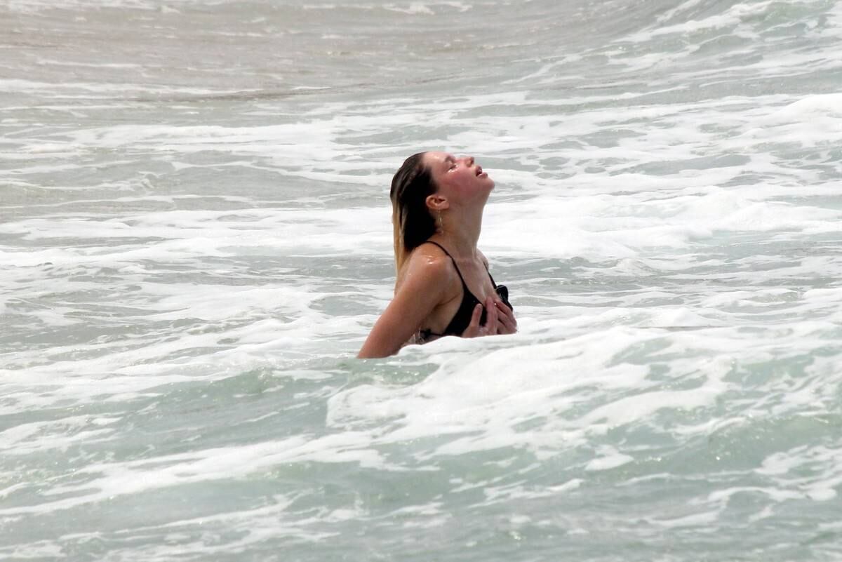 Bruna Linzmeyer foi à praia nesta quinta-feira (16)
