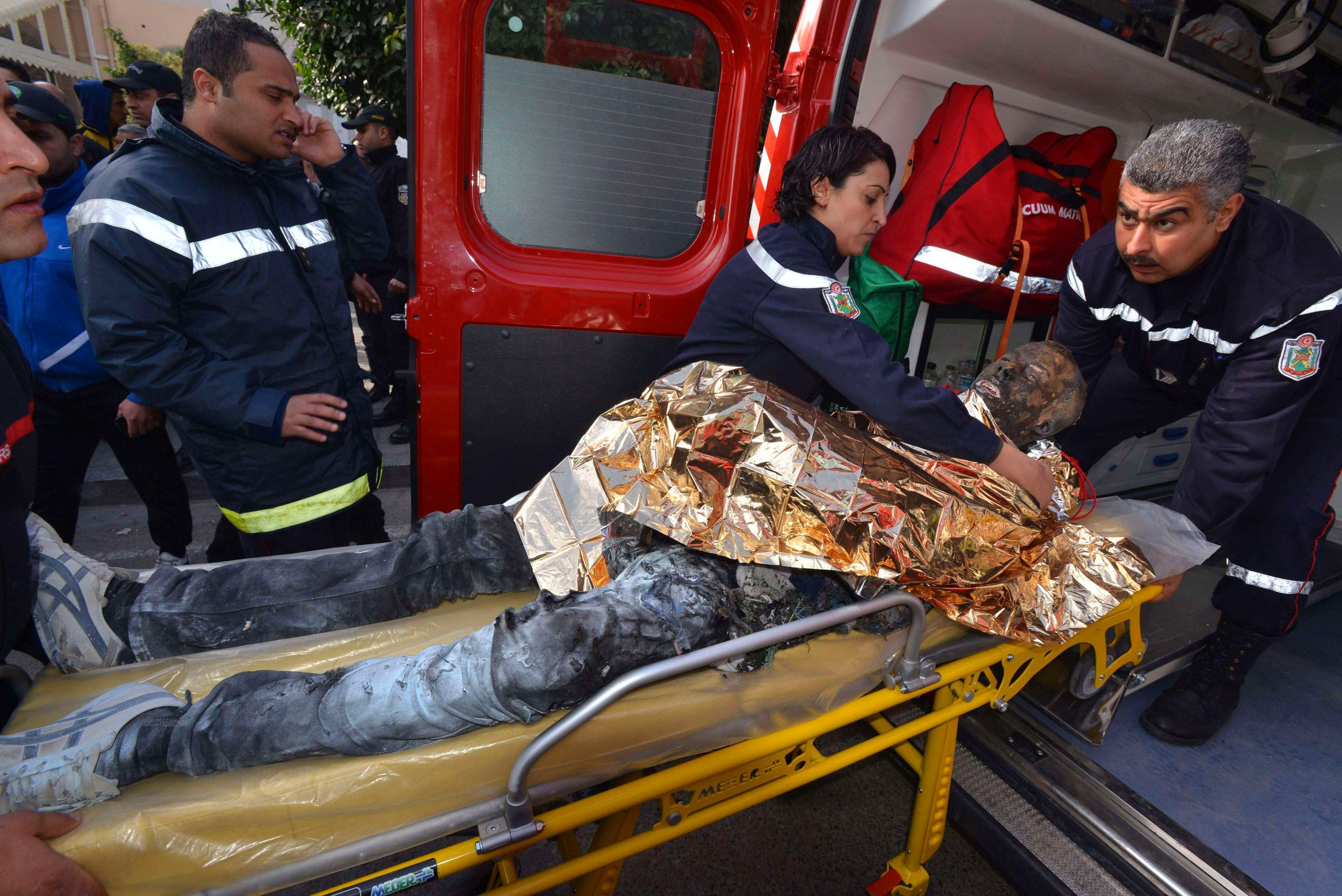 O corpo de um jovem tunisiano que colocou fogo em si mesmo é transportado em uma ambulância. O gesto lembra a auto-imolação de Mohamed Bouazizi, cuja morte desencadeou uma revolta na Tunísia que ecoou em todo o mundo árabe. Pedestres e forças de segurança tentaram conter o fogo. O homem permanece em estado crítico no hospital