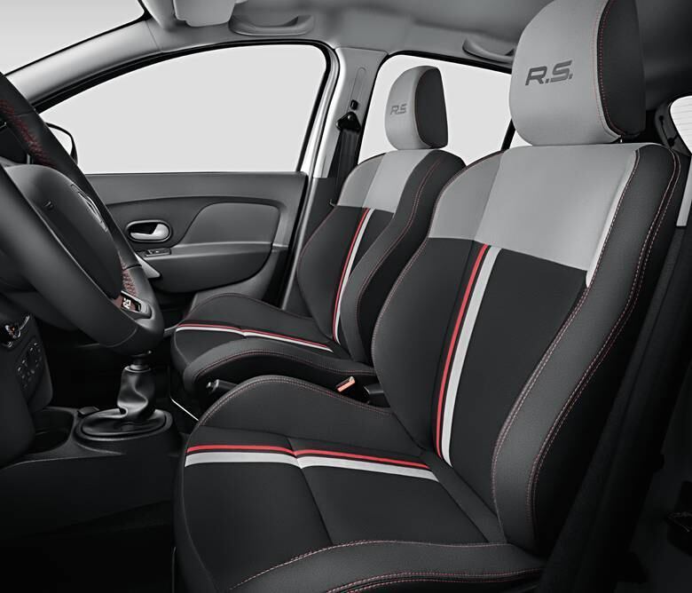 Os bancos são esportivos, cobertos com tecido e possuem apoios laterais bastante avantajados

LEIA TAMBÉM
Aceleramos: Renault Sandero RS é nervosinho e vai além do visual