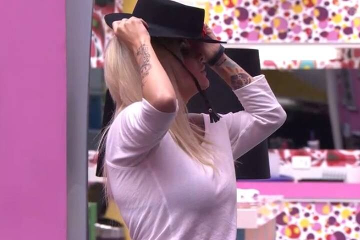 Clara ganhou um chapéu