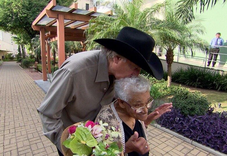 Nas horas de lazer, a
simpática vovó adora ouvir os sucessos do cantor Sérgio Reis 