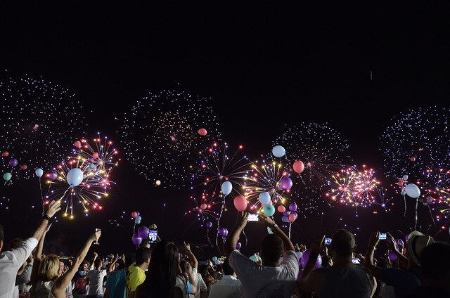 Diferentemente do que ocorreu em 2020, quando a pandemia estava no auge, os turistas que pretendem passar o Réveillon no litoral paulista neste ano não encontrarão barreiras pelo caminho. As nove cidades da Baixada Santista já decidiram que, com o avanço da vacinação, não haverá controle sanitário no acesso dos visitantes nem será exigida carteira de vacinação das pessoas. A mesma decisão já foi tomada por São Sebastião, um dos quatro municípios do litoral norte. Já Ilhabela, Ubatuba e Caraguatatuba ainda avaliam o que farão