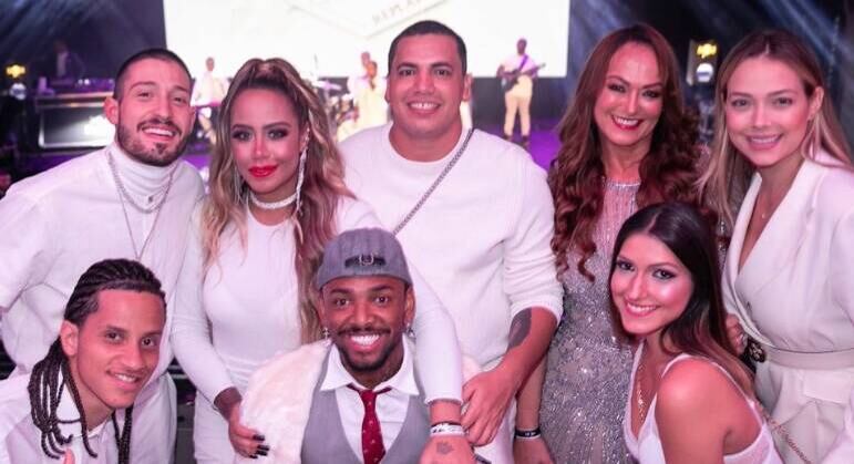 Carol Dantas com a família de Neymar