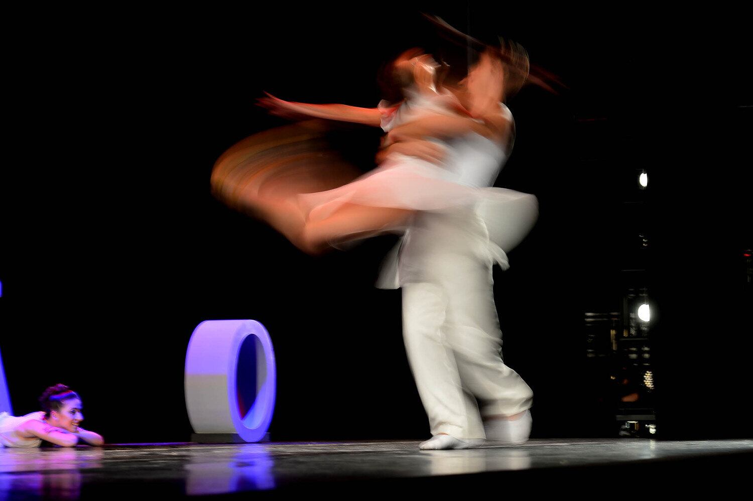 Espetáculo de balé, dirigido por Jorge Takla, reúne a história de 40 anos da Cisne Negro Cia de Dança 
