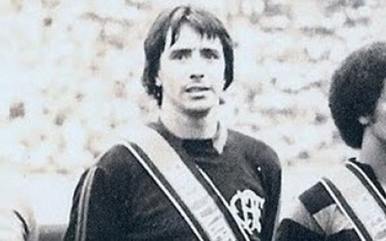 10 - Renato - Renato da Cunha Valle (5/12/1944, Rio). Prata da casa do Flamengo, no início da carreira viva sendo emprestado. Mas estourou em 1972, chegando à Seleção e sendo reserva de Leão na Copa-74. Foi campeão carioca em 1972 e 1974. No ano seguinte foi um dos envolvidos no famoso troca-troca do Fla com o Flu. Renato, Rodrigues Neto e Doval foram para o Tricolor; o goleiro Roberto, o lateral Toninho e o atacante Zé Roberto, para a agremiação da Gávea